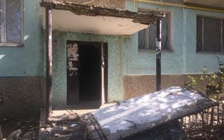 В Актау один за другим обрушиваются козырьки на подъездах жилых домов