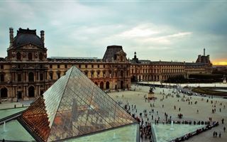 В августе на 60 процентов снизилась посещаемость Лувра в Париже