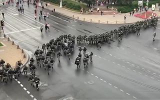 Кадры разгона демонстрантов слезоточивым газом в Минске появились в сети 