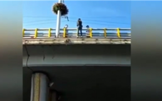 Девушка пыталась покончить с собой на мосту в Алматы