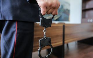 Полицейский в Казахстане избежал тюрьмы за мошенничество во время режима ЧП
