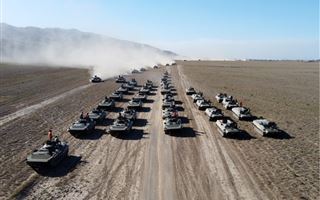 Четыреста танков и самолетов, две тысячи солдат выступили из Семея в сторону Алматы