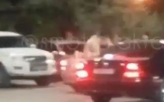 Водитель кабриолета прокатил двух танцующих девушек на капоте в Актау