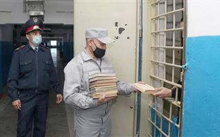 Как живет хранитель библиотеки одного из СИЗО в Алматы