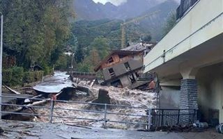 По меньшей мере два человека стали жертвами наводнений в Италии