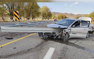 На трассе Алматы - Талдыкорган отбойник насквозь пробил авто