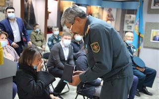 Семье безвременно ушедшего офицера вручили награду в Алматы