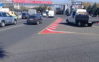 На дорогах Алматы появились "красные островки безопасности"