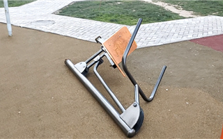 В Алматы на школьницу упал уличный тренажер