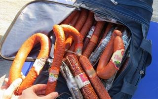 Сомнительные 100 кг колбасы и полтонны риса вернули в Казахстан