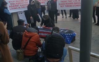 "Похоронили Бората": возле генконсульства США в Алматы прошел очередной пикет против скандального фильма