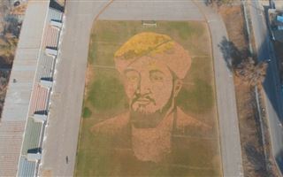 Огромный портрет аль-Фараби из листьев нарисовали на футбольном поле в Алматы