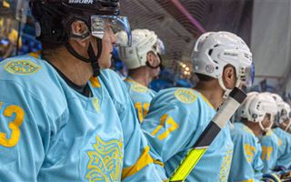 Казахстанские хоккеисты устроили массовую драку в Мексике