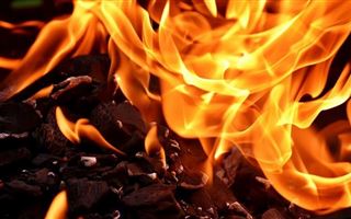 При пожаре в Таразе погибли пенсионерка с сыном и внуком