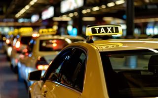 "Иди ты со своим казахом": разборки столичного таксиста и девушек попали на видео