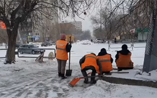 "Четыре лопаты заменят экскаватор" - жителей Семея обеспокоило то, как идут снегоуборочные работы