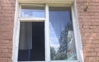 Мужчина выбросил из окна сына-инвалида своей сожительницы