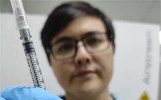 Вторую вакцину против COVID-19 ввел себе казахстанский ученый