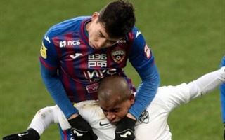 Бразильский футболист столкнулся с казахстанцем Зайнутдиновым во время матча и упал в обморок