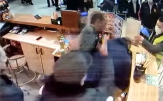 Как казахстанцы отреагировали на то, что человек бегал с табуретом по алматинскому аэропорту за барменом
