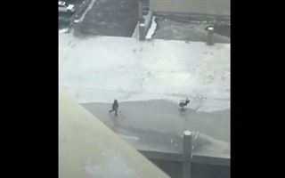 В Актау дети на крыше играли в хоккей