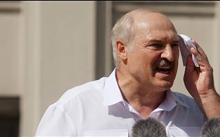 Лукашенко заявил, что соседние страны напрямую предлагают поменять власть в Минске
