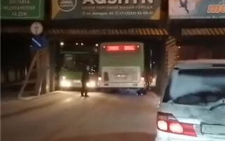 "Как этот многострадальный мост ещё стоит?" - жители Семея удивились столкновению двух автобусов