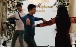 Казахстанский борец сделал сальто во время лезгинки на свадьбе другого спортсмена в разгар карантина - видео