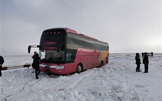 В Туркестанской области в степи застрял пассажирский автобус