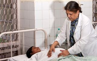 В Индии из-за неизвестной болезни госпитализировали более 300 человек