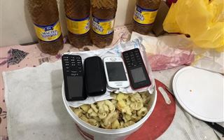 4 мобильных телефона, спрятанных в горячем блюде, попытались передать в СИЗО Атырау