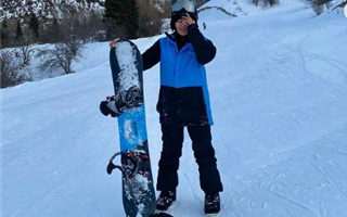 Певица SayMo показала, как впервые встала на сноуборд этой зимой
