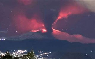 Вулкан Этна начал извергаться на Сицилии