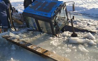 В центральном парке Караганды под лед провалился трактор