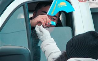Въезжающих в Павлодар на блокпостах встретили шоколадом волонтеры