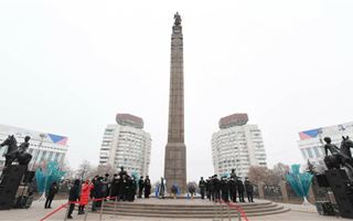 Цветы к монументу Независимости возложили в Алматы