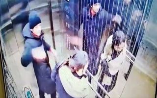 В Сети появилось видео, как избили девушку в лифте в Нур-Султане