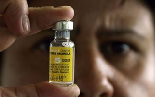Бразильцев начали наказывать за отказ от прививок