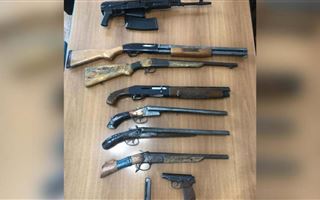 Пять обрезов, пистолет, винчестер и карабин изъяли у павлодарца в Алматы