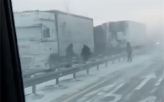 Казахстанцы сняли на видео фуры, которые врезались друг в друга на автодороге Нур-Султан-Павлодар