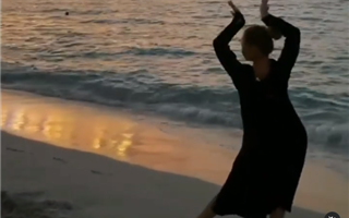 Актриса Дана Есеева показала трогательный танец на пляже в Дубае