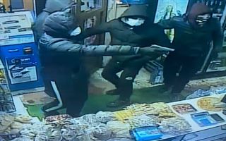 Четверо грабителей напали на 72-летнюю продавщицу в Алматы