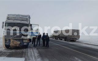 Казахстанские спасатели не дали замерзнуть водителю большегруза из Беларуси 