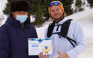 Алматинец попал в Книгу рекордов Казахстана, 20 раз поднявшись по лестнице здоровья на плотине Медеу