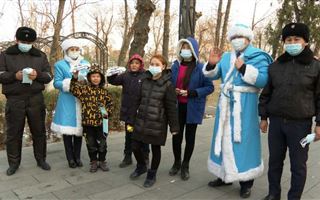 Полицейские Туркестана, нарядившись Дедом Морозом и Снегурочкой, устроили жителям сюрприз 
