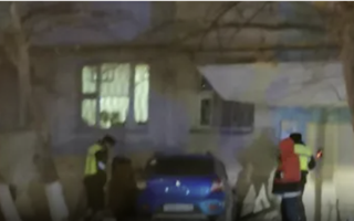 В Актау водитель врезался в стену жилого дома