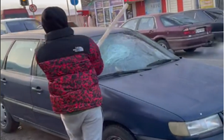 Мужчина в Казахстане разбил битой стекло чужой машины и назвал это пранком