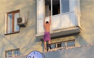 Казахстанцев развеселило видео про алматинца, свисающего с балкона в полотенце и одном носке