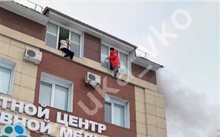 В Усть-Каменогорске люди в панике пытались выпрыгнуть с четвертого этажа горящего здания