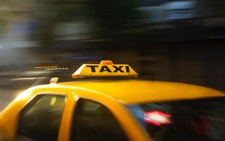 Житель Нур-Султана вывез награбленное, несколько раз вызвав такси